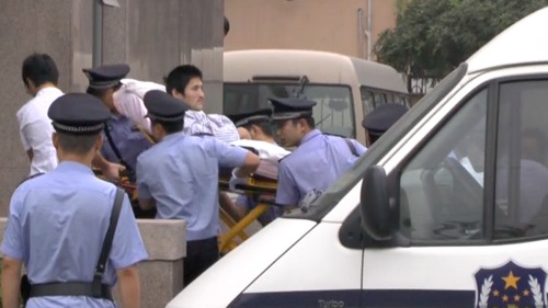 北京の裁判所に出廷する冀中星被告　2013年9月17日