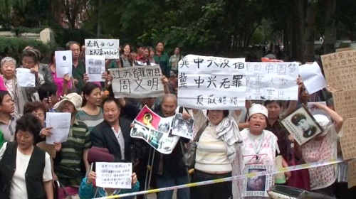 冀被告の初公判が開かれた裁判所前に集まった人たち 撮影日は2013年9月17日