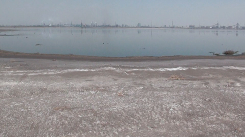 レアアース湖。 湖の向こうにはたくさんの工場が見える （2013年5月22日）