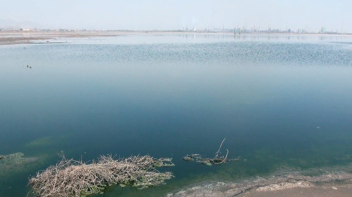 濃紺の水をたたえる湖（2013年5月22日）