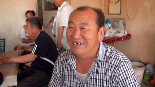 歯が抜けたと訴える打拉亥村の男性 （2013年5月23日）