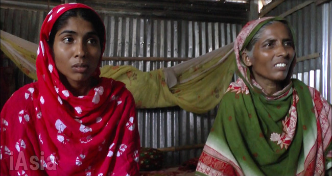 実行犯カイルルの実家にいた姉と母。バングラ北西部の貧しい農村だった。7月7日撮影宮崎紀秀