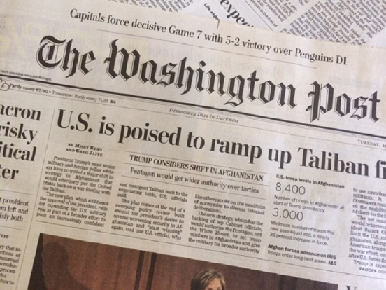 アフガニスタン政策の転換を伝えるワシントンポスト紙（5月9日）