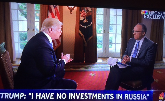 NBCテレビのインタビューにこたえるトランプ米大統領