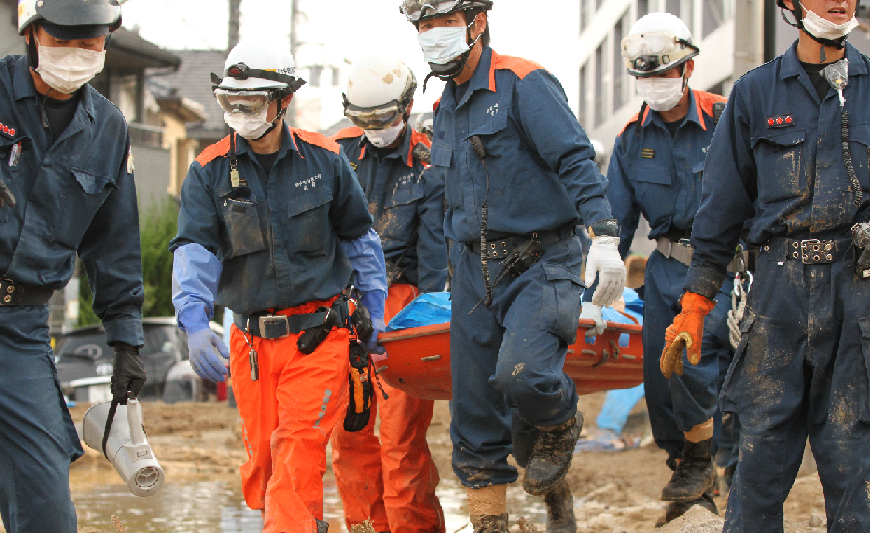 2014年広島市での土砂災害現場で遺体を搬送する消防隊員　写真：加藤雅史