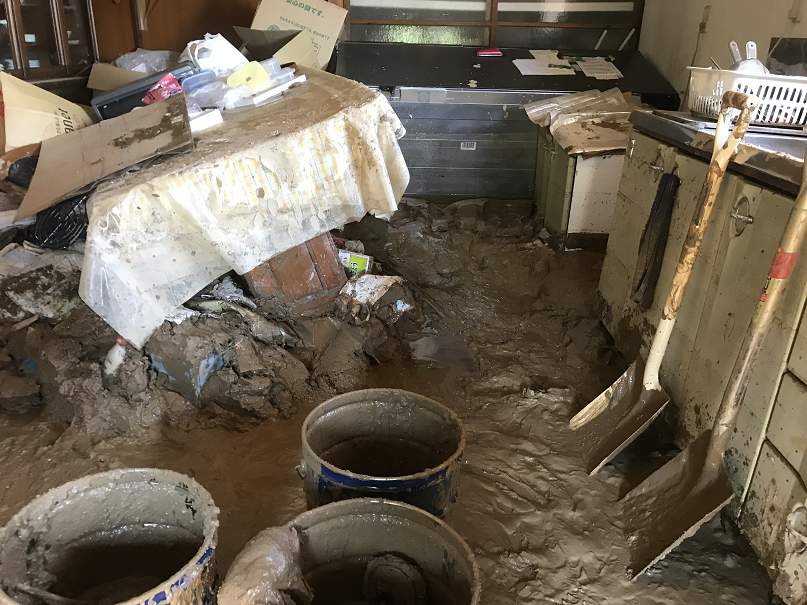 　土砂で埋まった台所