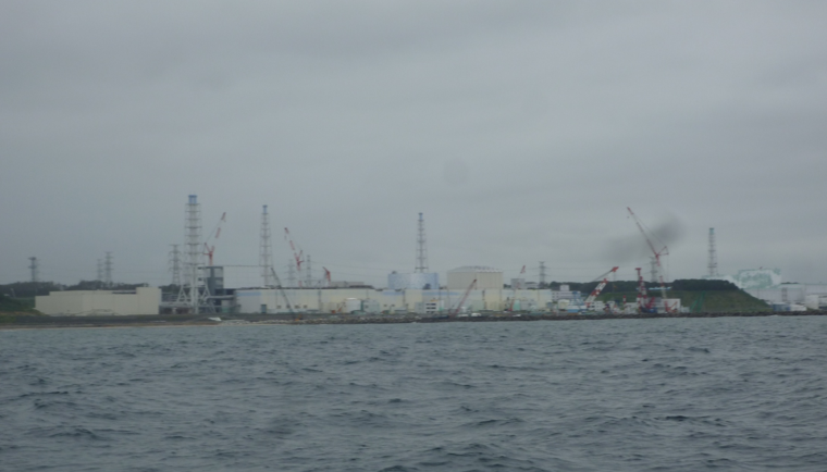 海上からみた東京電力福島第一原子力発電所（撮影：山崎秀夫）